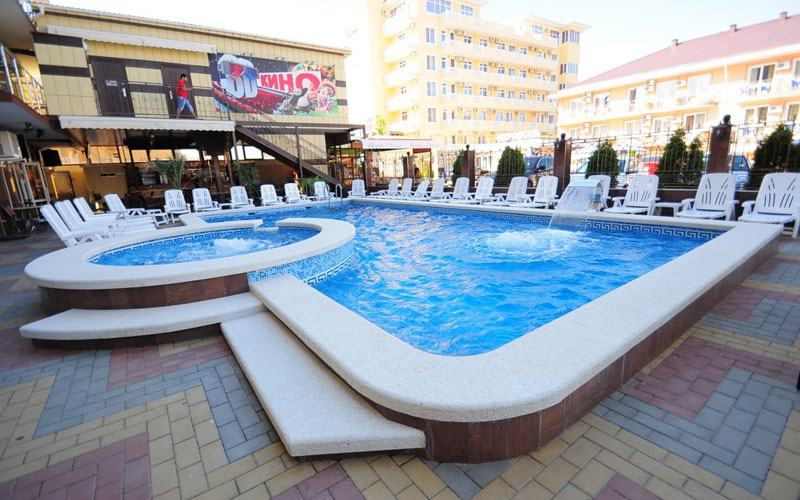Летний бассейн с лягушатником для самых маленьких и зоной отдыха в отеле National